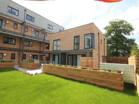 A modern furnished two bedroom semi-detached property. - Photo 2