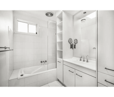 Convenient, Large and Fabulous 3 Bedroom Family Home in Wantirna South - Photo 2