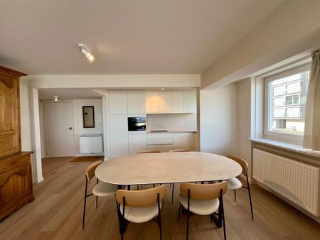 Volledig gerenoveerd en gemeubeld appartement met frontaal zeezicht - foto 4