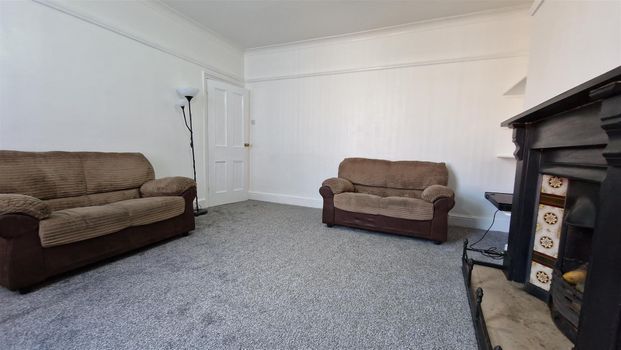 3 bed flat to rent in South View West, Heaton - Photo 1