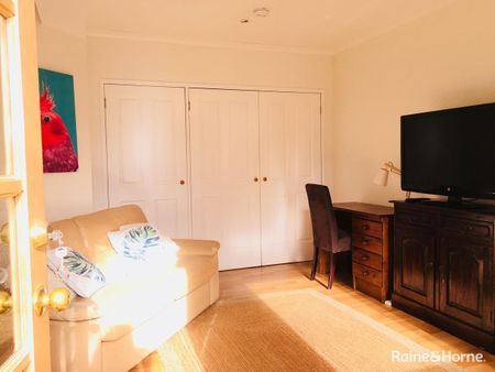 Sunny + fully furnished. Weekly Rent includes utilities! - Photo 2