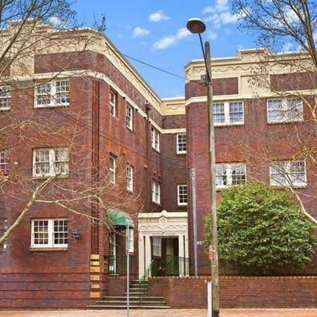 Stylish Top-Floor Apartment in Prime Lifestyle Location - Photo 4