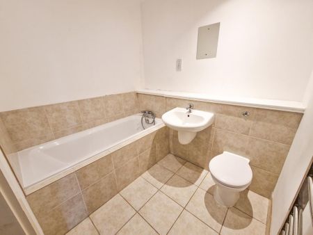 3 bedroom flat to rent - Photo 5