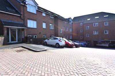 2 bedroom Flat in Flat 28, Leeds - Photo 2