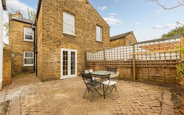 4 bedroom semi-detached house to rent - Photo 1