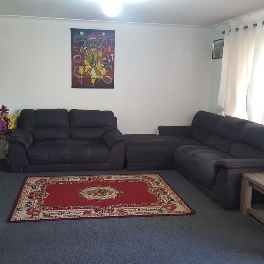 Perfectly Located 3 Bedroom Villa - Photo 1