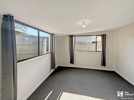 Spacious Four Bedroom Home - Fully Renovated! - Photo 4