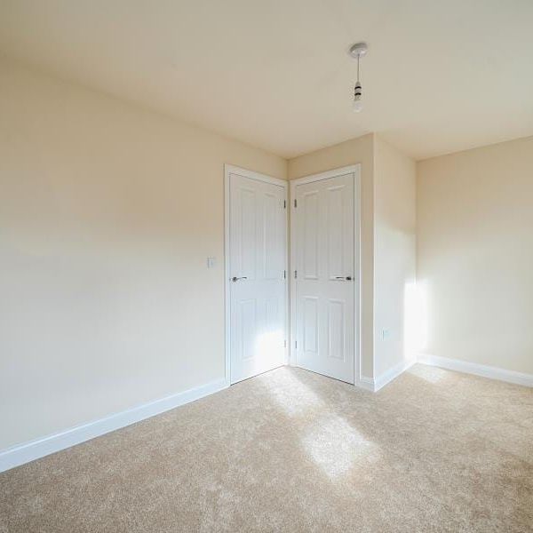 Ilex Drive, Tewkesbury, Gloucestershire - Photo 1