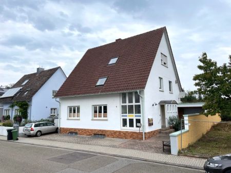 Moderne Dachgeschosswohnung mit Stellplatz in ruhiger Stadtrandlage von LD-Queichheim - Photo 2