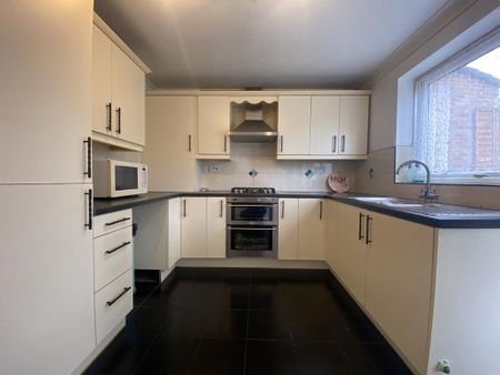4 bedroom detached house to rent - Photo 4