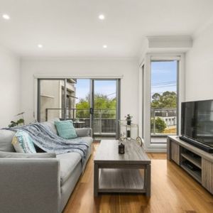 Stylish Living in a Convenient Pascoe Vale Location! - Photo 2