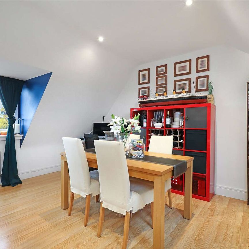 Bright, well presented one bedroom apartment in a well maintained conversion. - Photo 1