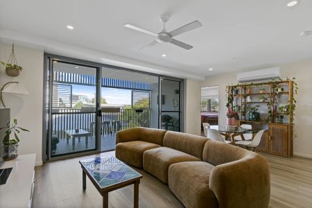 Stylish Waterfront Living in the Heart of Maroochydore - Photo 3