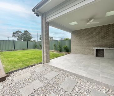 Brand New 5 Bedroom Located within Minutes to Penrith&excl; - Photo 3