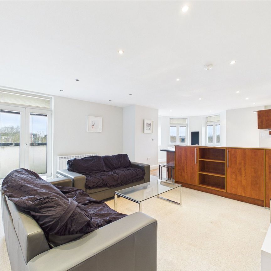 2 bedroom Flat in Clarence Street, Staines-Upon-Thames - Photo 1