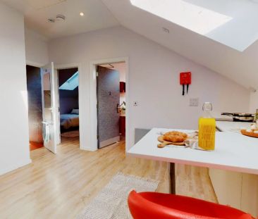 Silver Two Bed Apartment - Photo 3