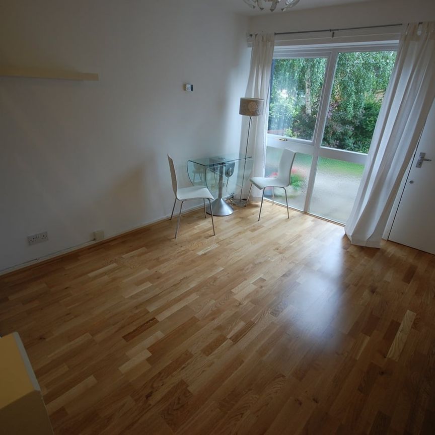 1 Bed Terraced House, Fulwood Walk, SW19 - Photo 1