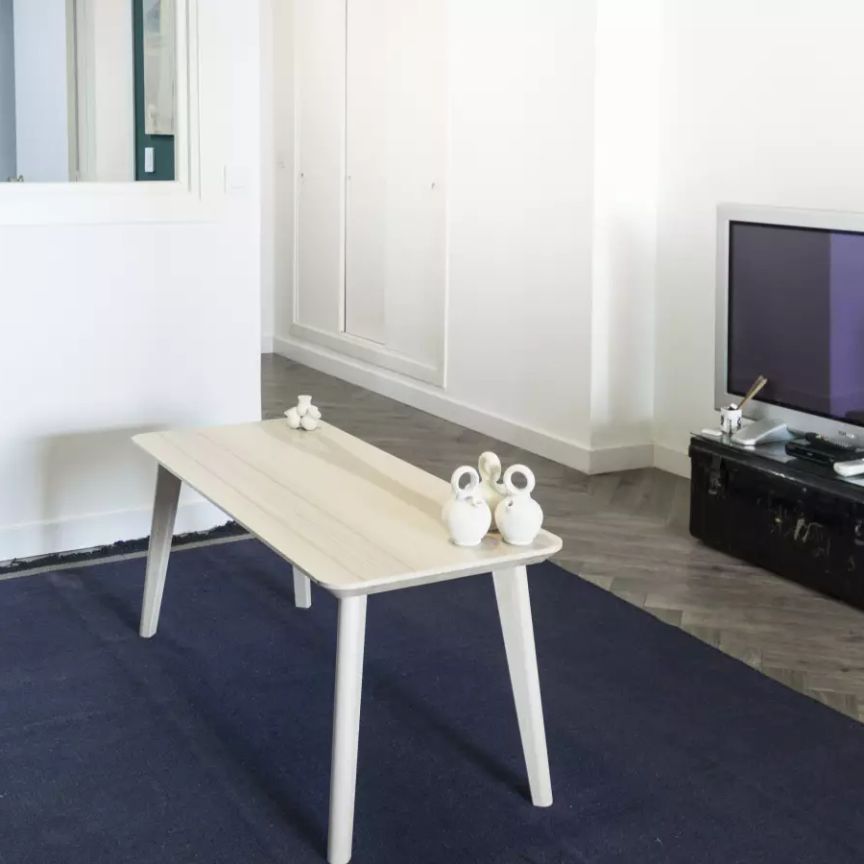 Stylish 3-bedroom apartment for rent in Malasaña - Photo 1