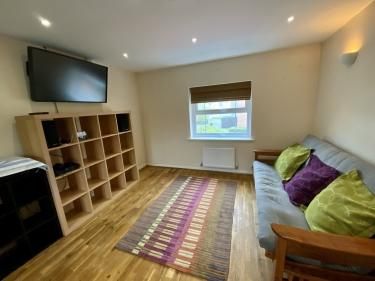 2 bedroom coach house to rent - Photo 2