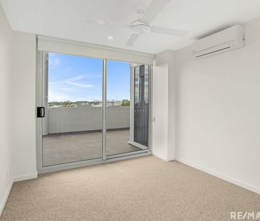 TOP-FLOOR PENTHOUSE IN PERFECT LOCATION! - Photo 2