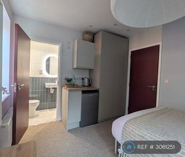 1 bedroom in a house share to rent - Photo 3