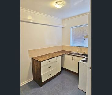Spacious 2-Bedroom Ground Floor Apartment in Convenient Glen Huntly - Photo 4