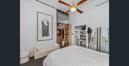 Spacious Ground Floor Apartment with Entertainer's Conservatory - Photo 2