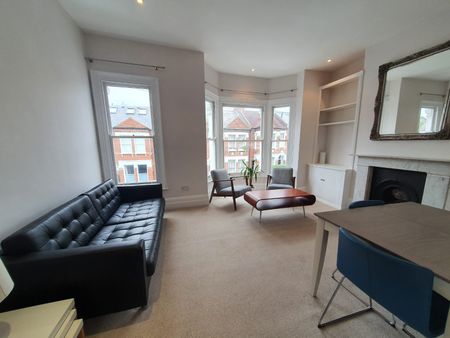 Split-Level Two Double Bedroom Stunner in Battersea, London - Photo 2
