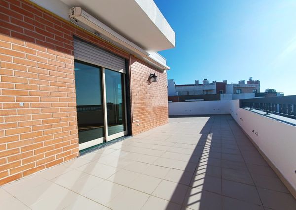 Apartamento T3 com Terraço Privativo para Arrendamento em Nova Queijas