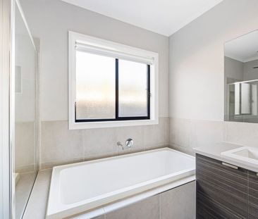 7 Zircon Street, Alfredton, Vic 3350 - Photo 1