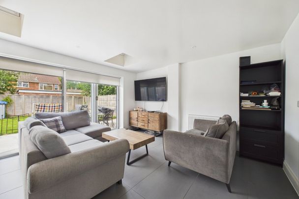 3 bedroom House in Valley Crescent, Wokingham - Photo 1