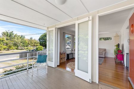 Leafy and low maintenance family home - Photo 2