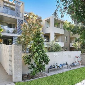 Contemporary Garden Apartment with Exceptional Indoor-Outdoor Living - Photo 3