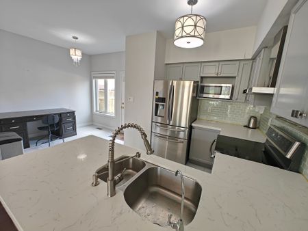 For Lease - 256 Glenashton Drive, Oakville, Ontario - Photo 4