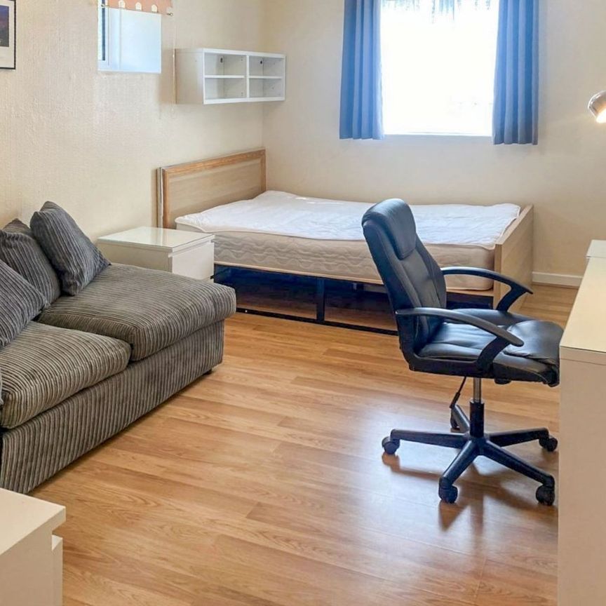 4 bedroom flat to rent - Photo 1