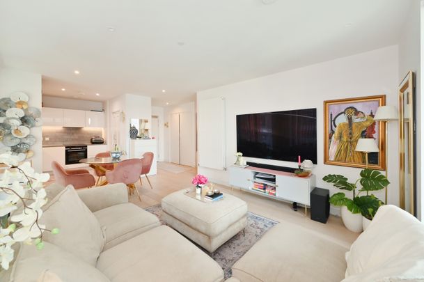 2 Bed Flat, James Cook Building, E16 - Photo 1