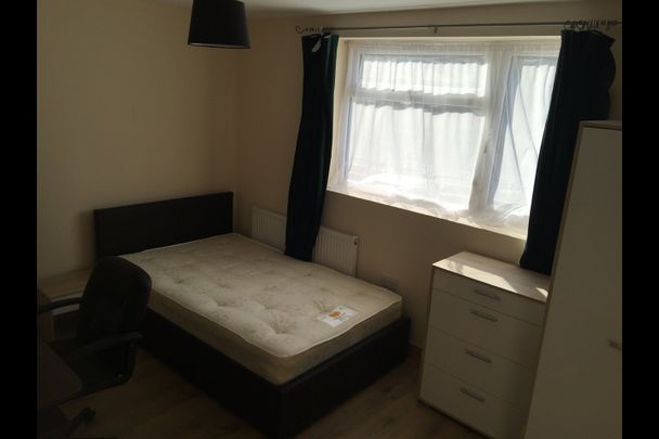 5 Bed Semi-Detached House, Freeburn Causeway, CV4 - Photo 1