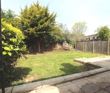 Alton Gardens, Southend-on-Sea, Essex, SS2 6QU - Photo 5