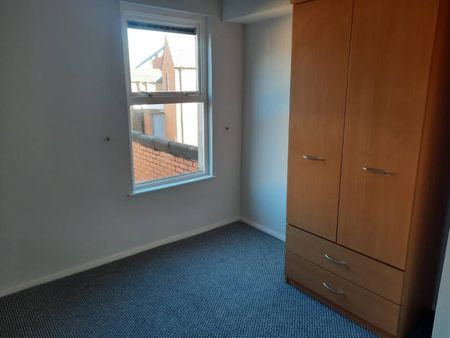 Partly Furnished 2 Bedroom Terrace - Photo 5