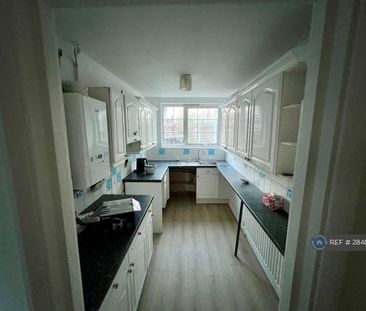 3 bedroom semi-detached house to rent - Photo 4