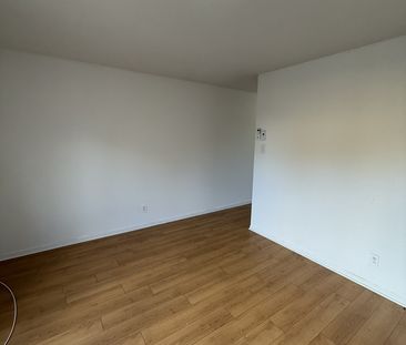 Renovated 4½ In Île-Perrot – Heat Pump & - Photo 1