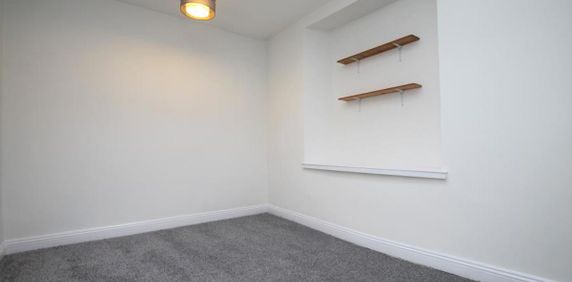 A totally refurbished one bedroom flat located on the Gloucester Road, close to a great selection on independent shops and restaurants. Perfect for a single person or couple. Offered unfurnished, available November. EPC- C - Photo 2