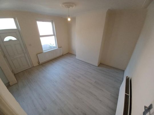 2 bedroom end of terrace house to rent - Photo 1