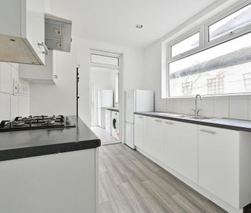 4 bedroom semi-detached house to rent - Photo 4