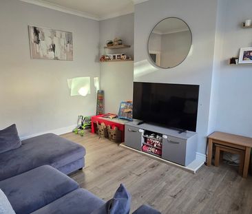 2 bedroom end of terrace to let - Photo 1