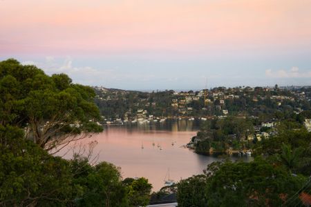 Six-bedroom waterfront home with pool, multiple living areas & stunning harbour views - Photo 3