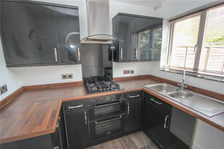 2 bedroom end of terrace house to rent - Photo 2