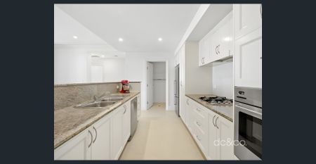 Light filled apartment, moment from the shops - Photo 3