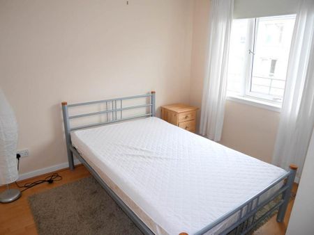3 bedroom flat to rent - Photo 4