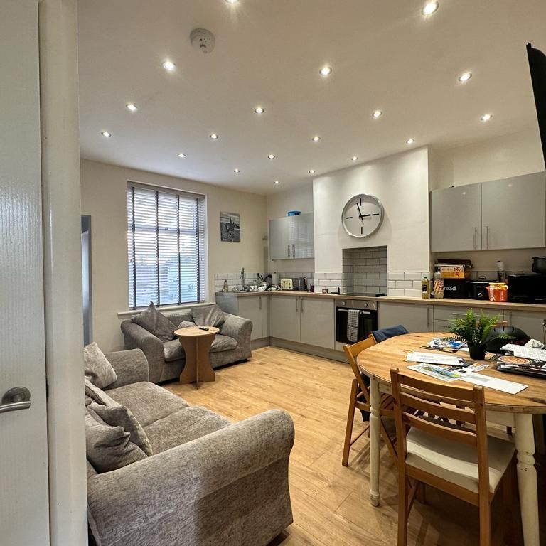 1 bed house share to rent in Hinton Street, Burnley, BB10 - Photo 1